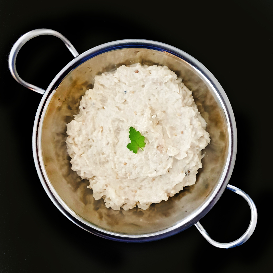 חציל קלוי על האש בתוספת טחינה גולמית