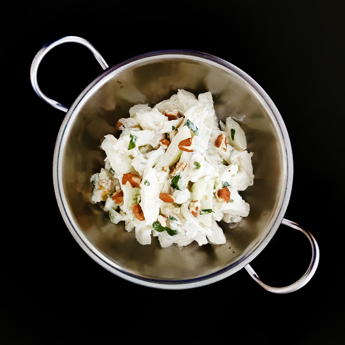 וולדורף - רצועות תפוחי עץ סלרי פקאן בשילוב שמנת צמחית