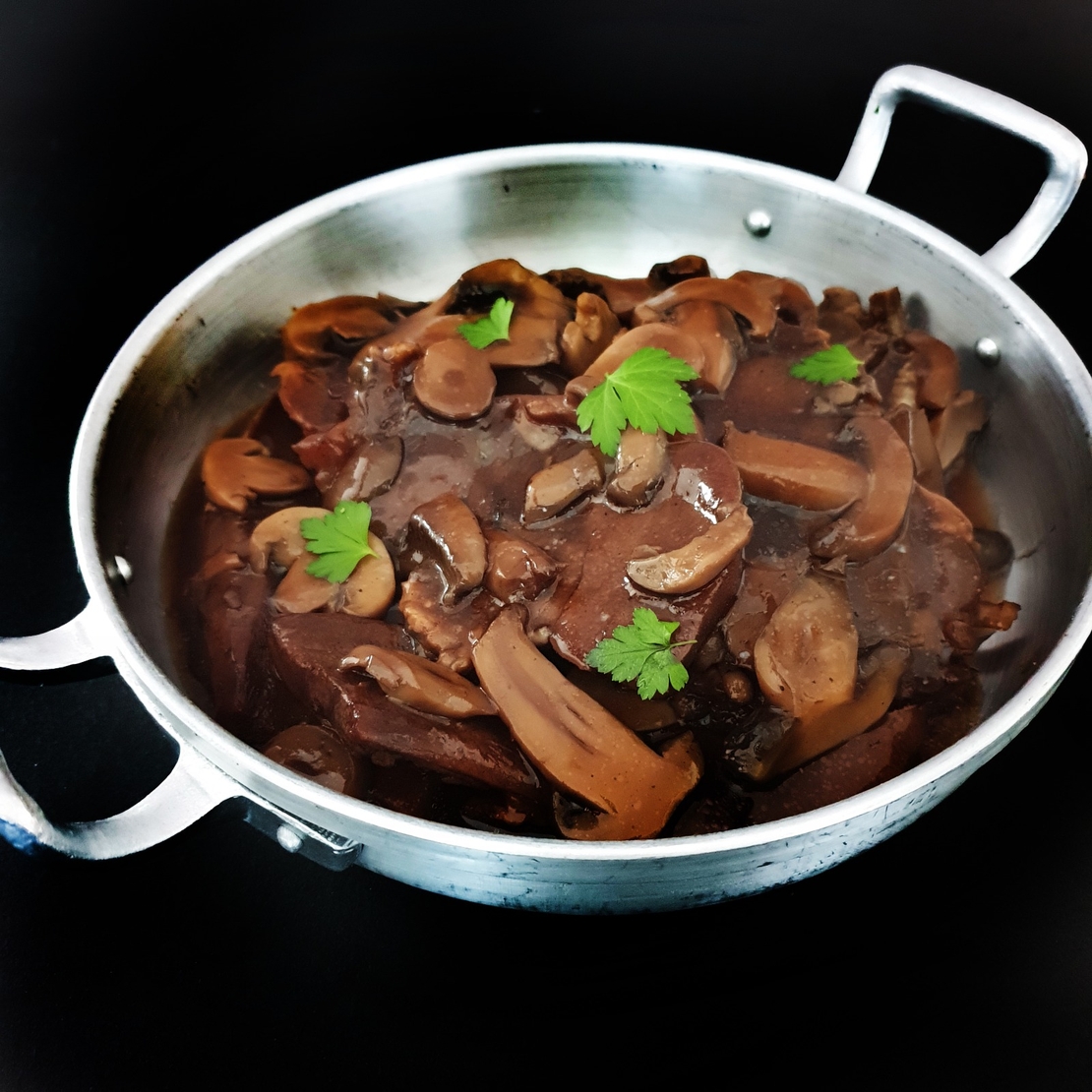 לשון ברוטב יין ופטריות 