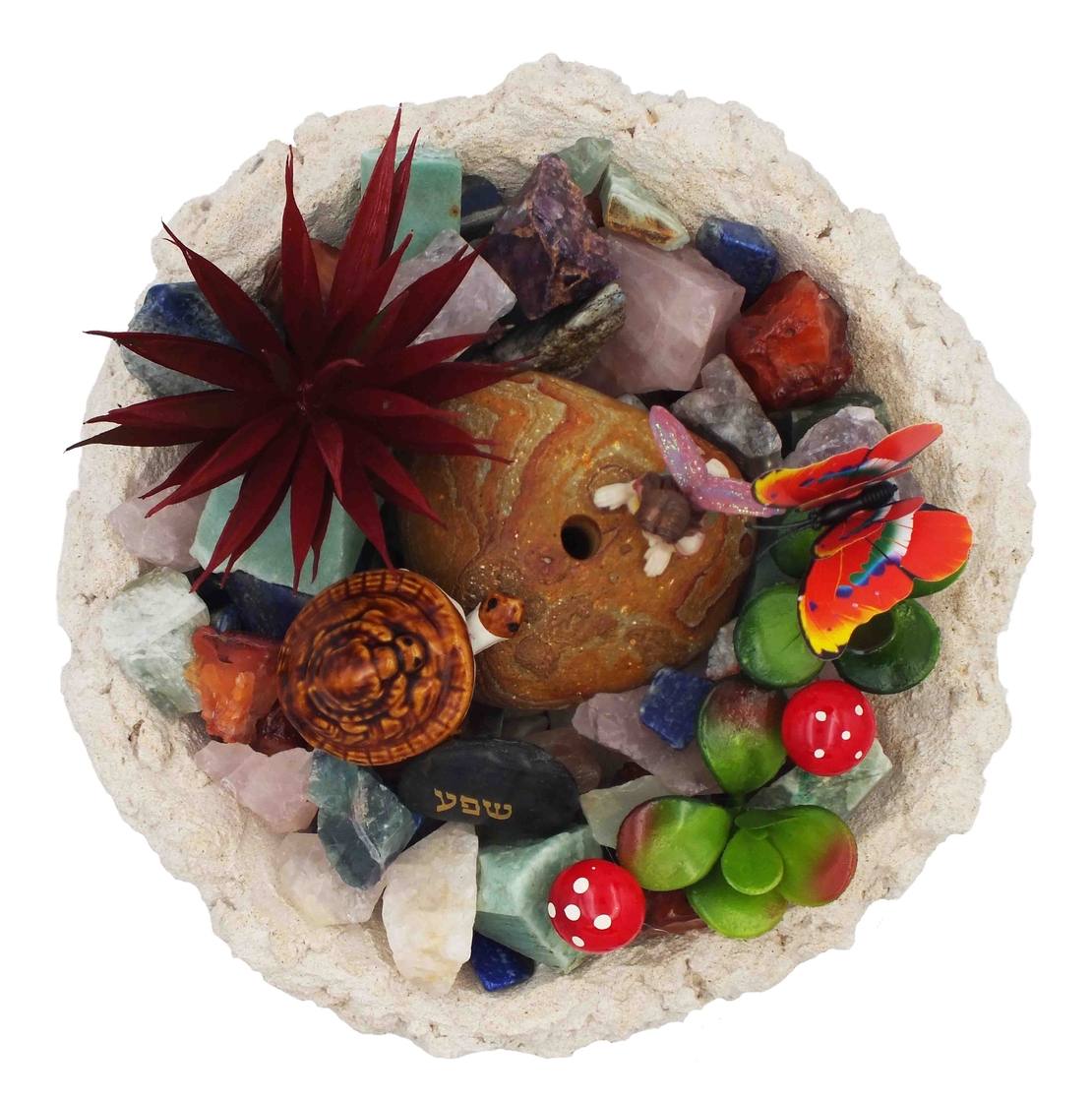 מזרקת מעיין נובע עם מגוון קריסטלים