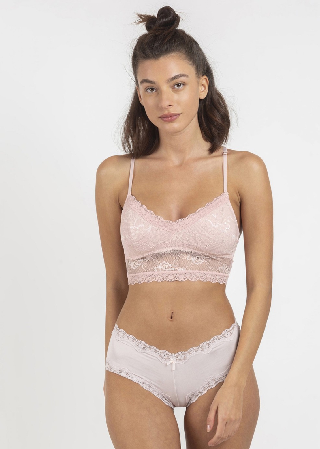 גוזיית תחרה X בגב וקאפ נשלף FEMINA