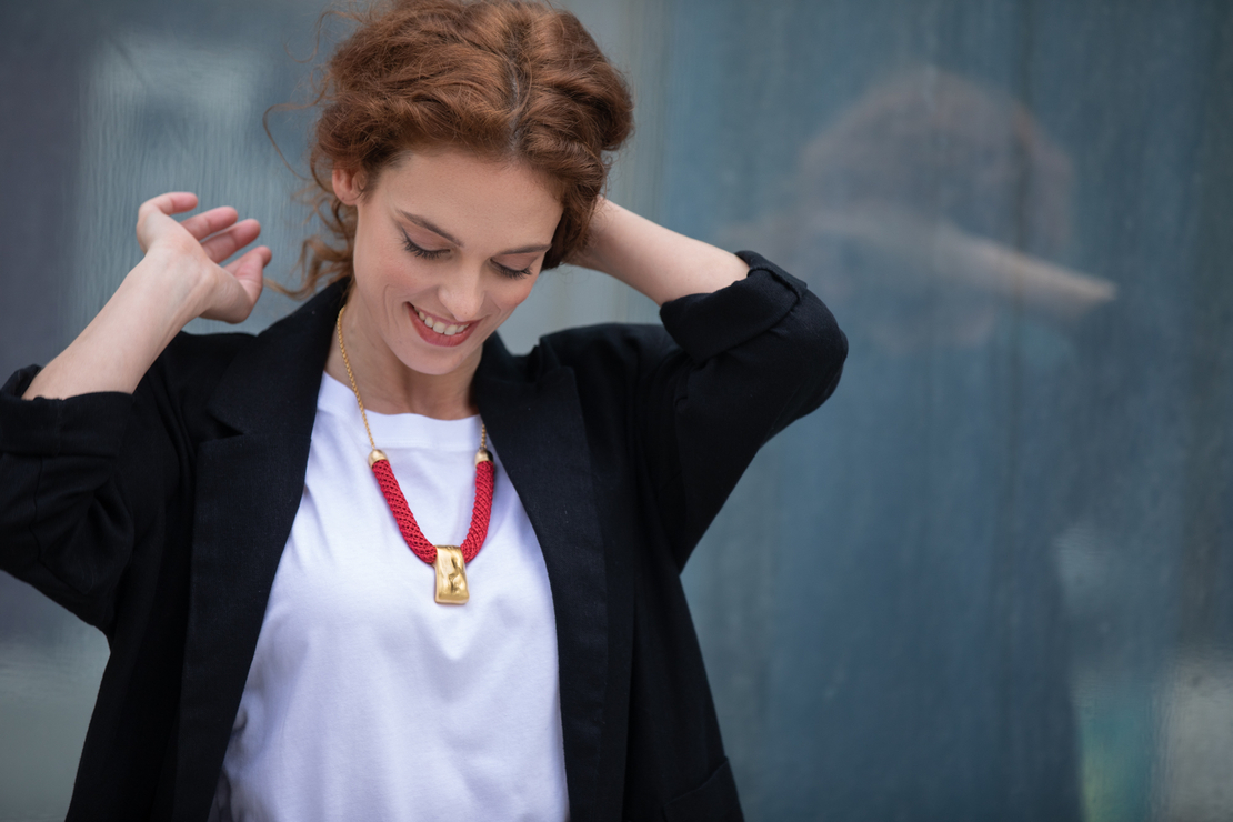 שרשרת אדום / זהב - שירה