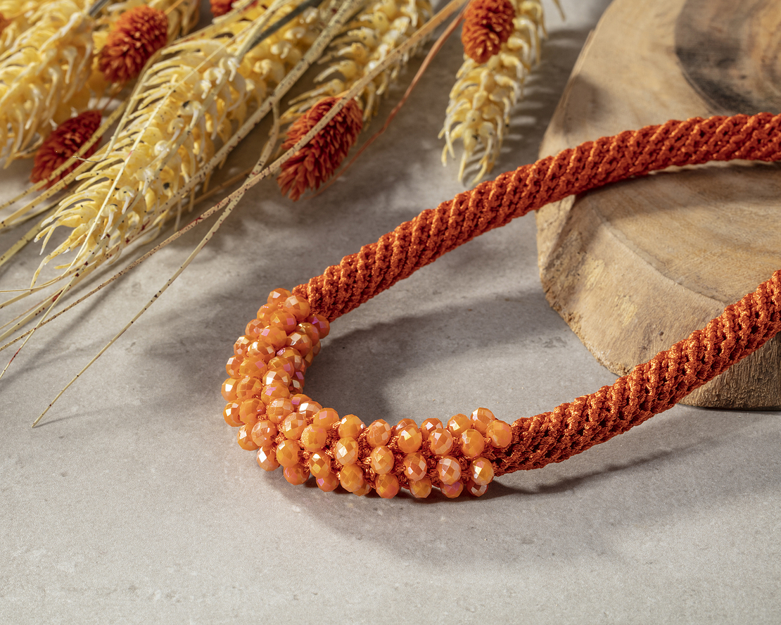 שרשרת אילה | תכשיט משולב קריסטלים | תכשיט כתום & כתום 