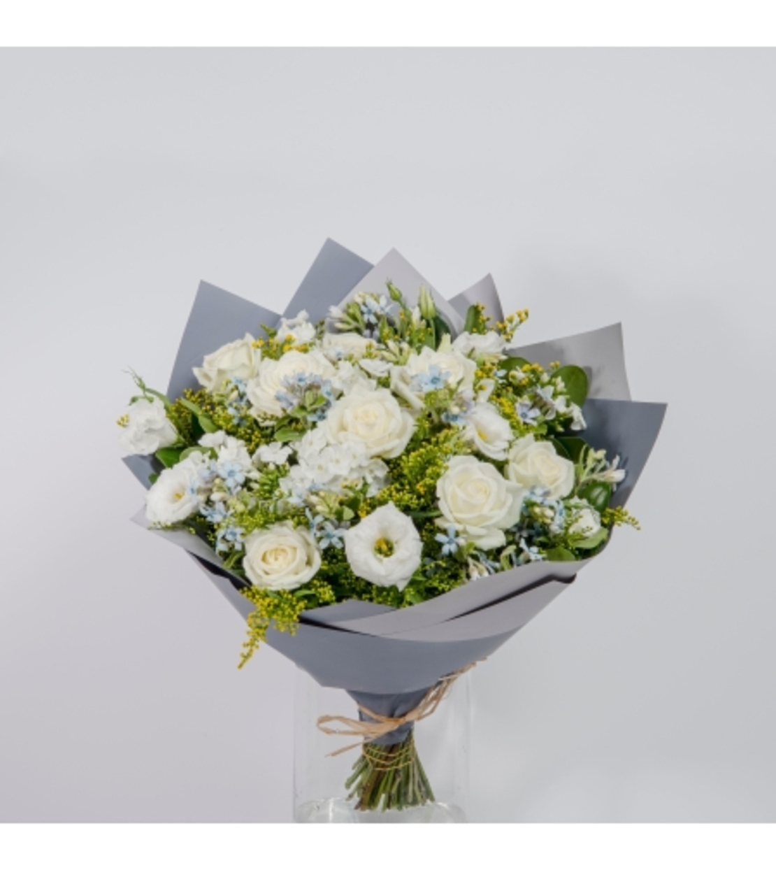 זר פרחים חלבי