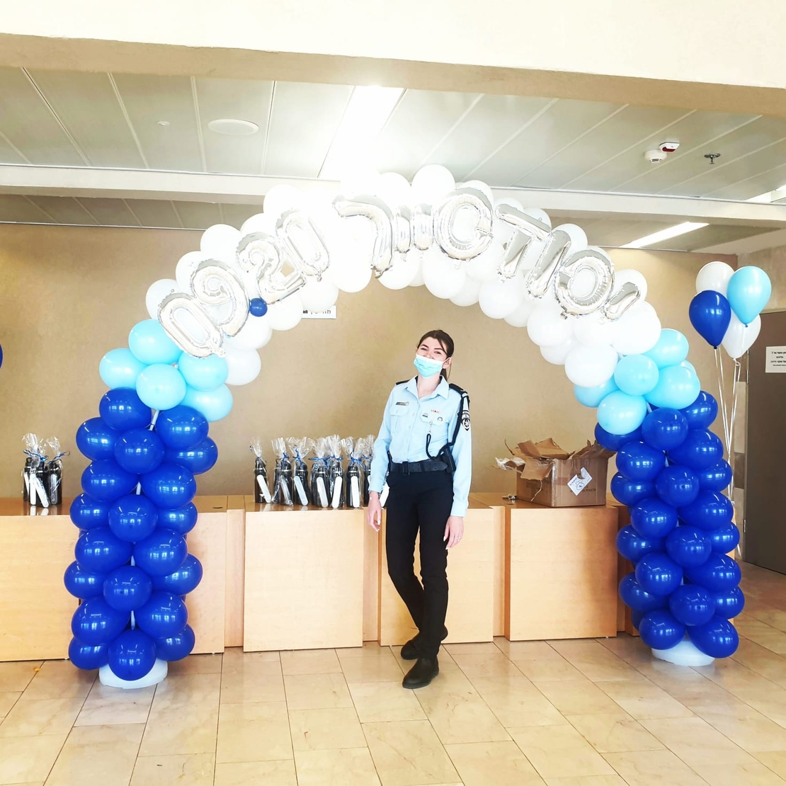 קשת בלונים עם כיתוב