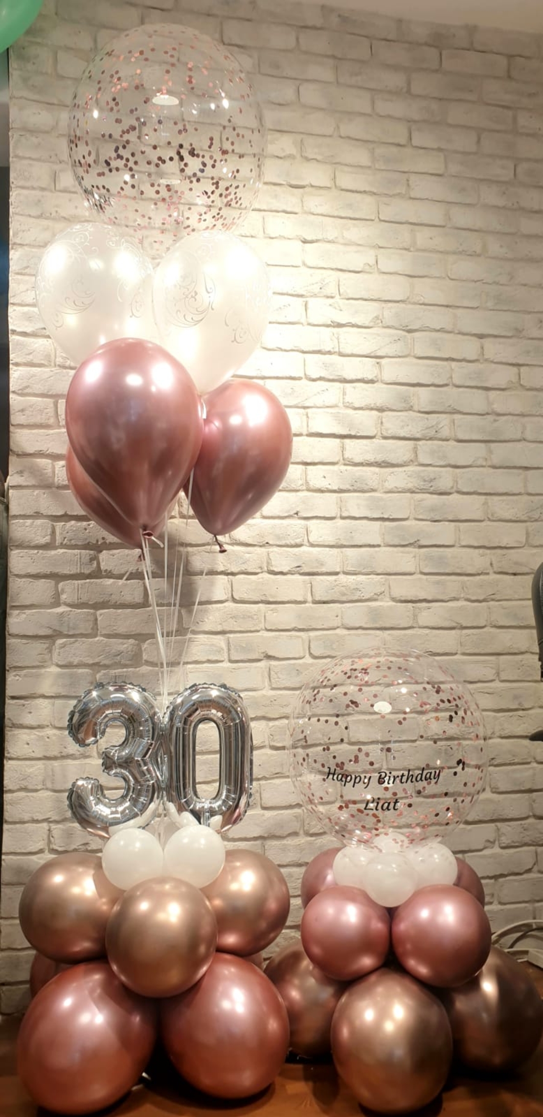 זר ספרות ובלוני הליום+ בלון שקוף על שלושה בסיסים