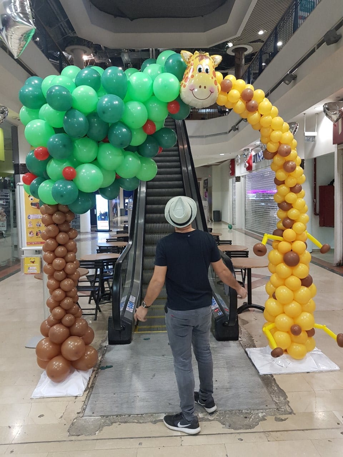 קשת כניסה עם עיצוב חיות