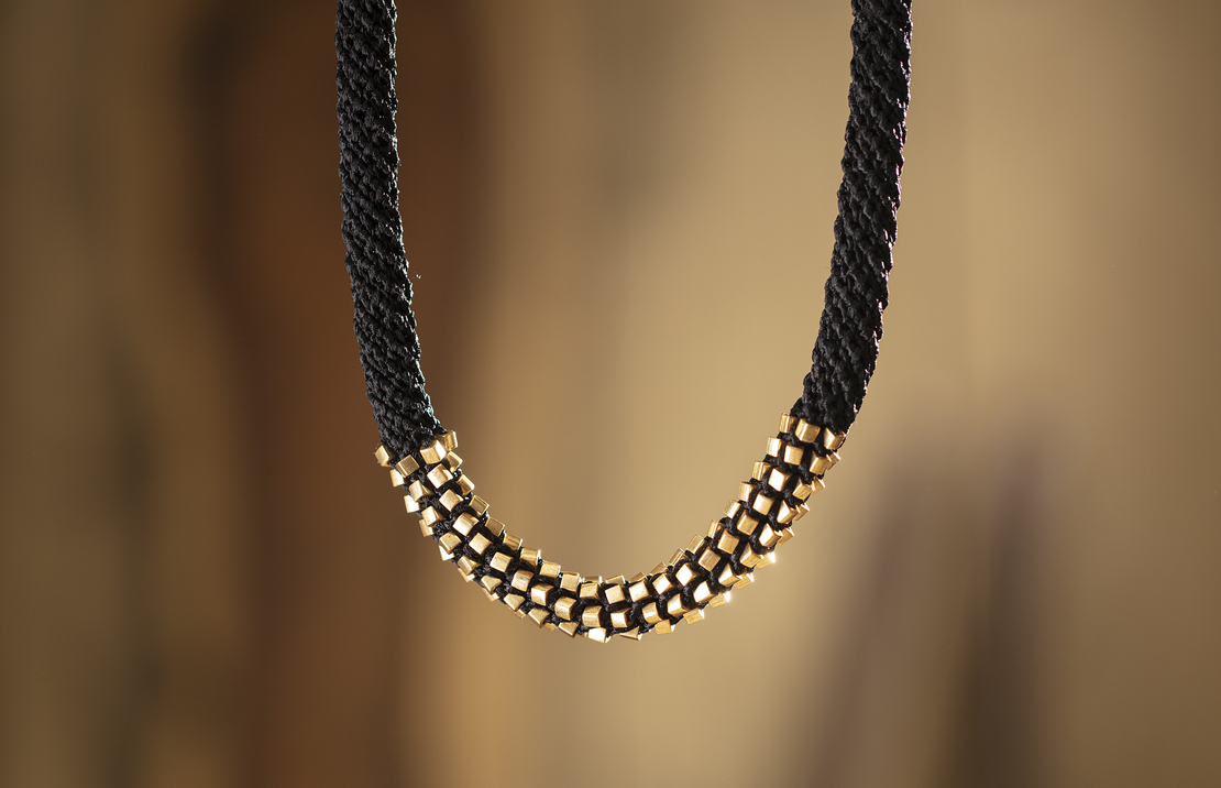 שרשרת אלישבע | תכשיט חרוזים שזורים | תכשיט שחור & זהב 