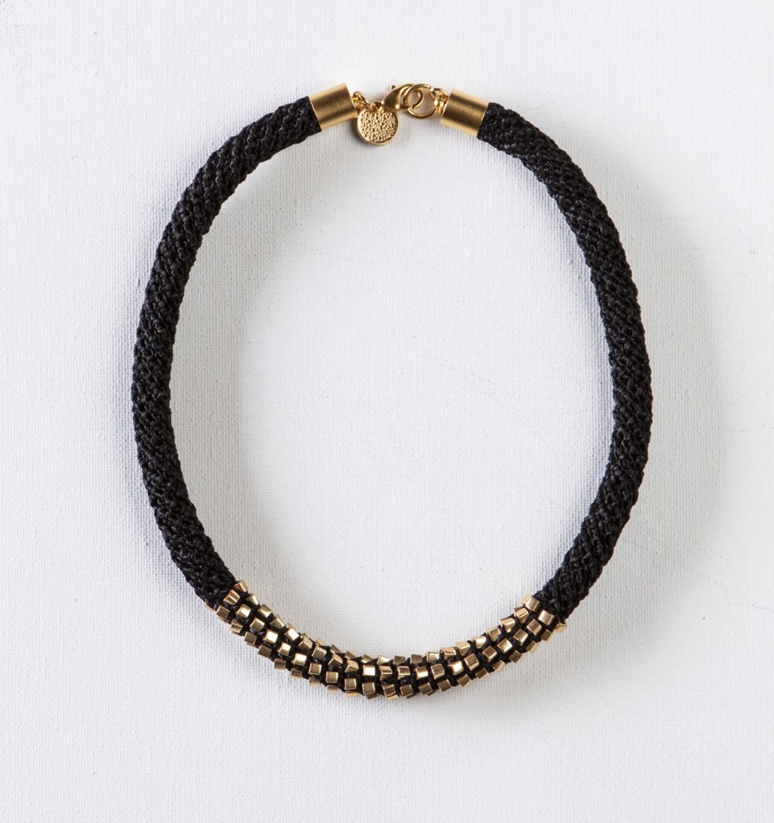 שרשרת אלישבע | תכשיט חרוזים שזורים | תכשיט שחור & זהב 