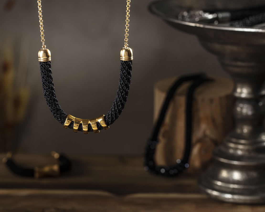 שרשרת מירה | תכשיט קשת | תכשיט שחור & זהב  