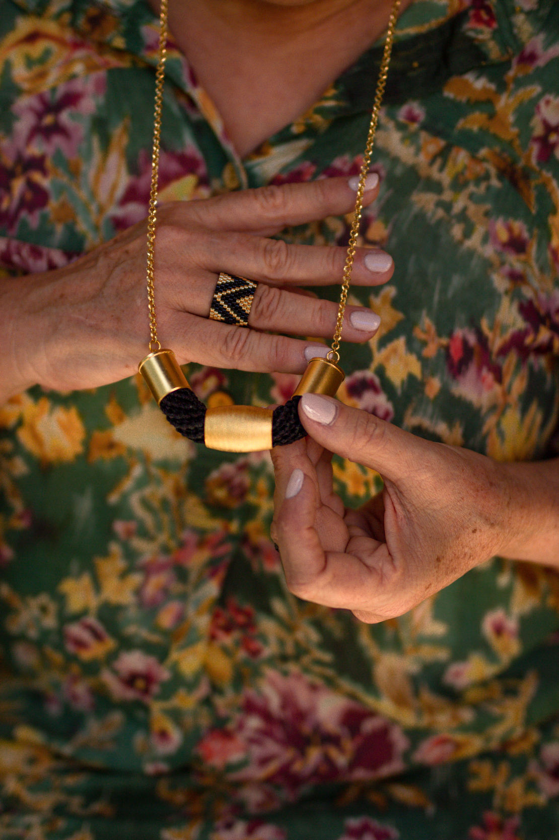 שרשרת חגית | תכשיט גליל מחוספס | תכשיט שחור & זהב 