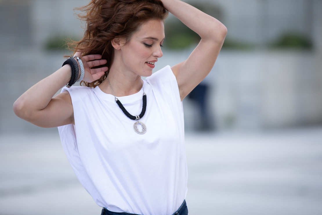 שרשרת נעמה | תכשיט תליון חמסה בתוך עיגול | תכשיט ורוד & כסף