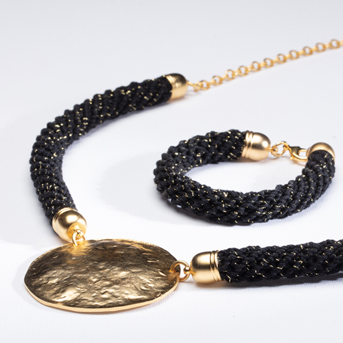 שרשרת ענבל | תכשיט תליון עיגול | תכשיט שחור & זהב 