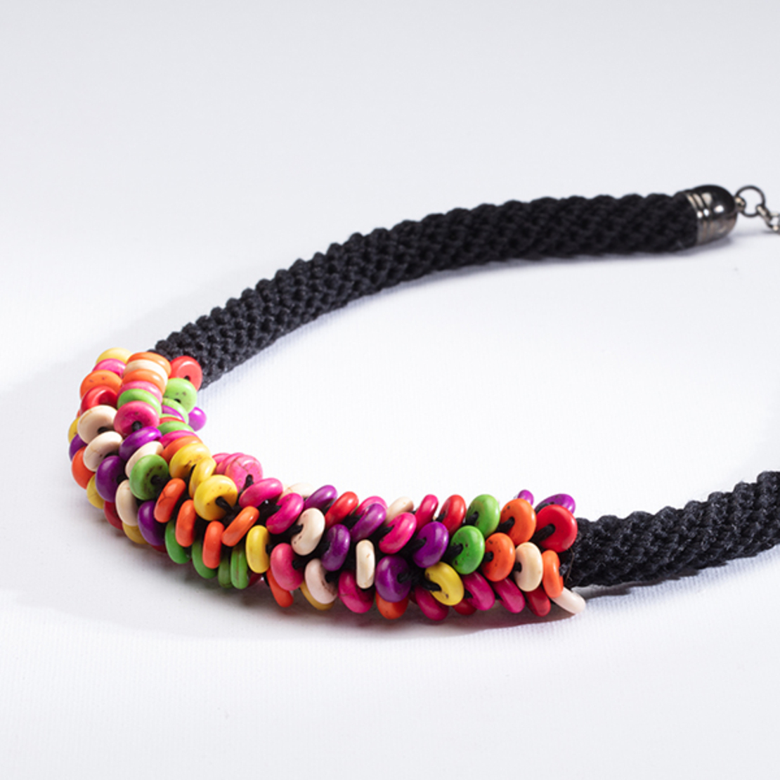שרשרת אופירה | תכשיט חרוזים צבעוניים | תכשיט שחור & חרוזים צבעוניים 