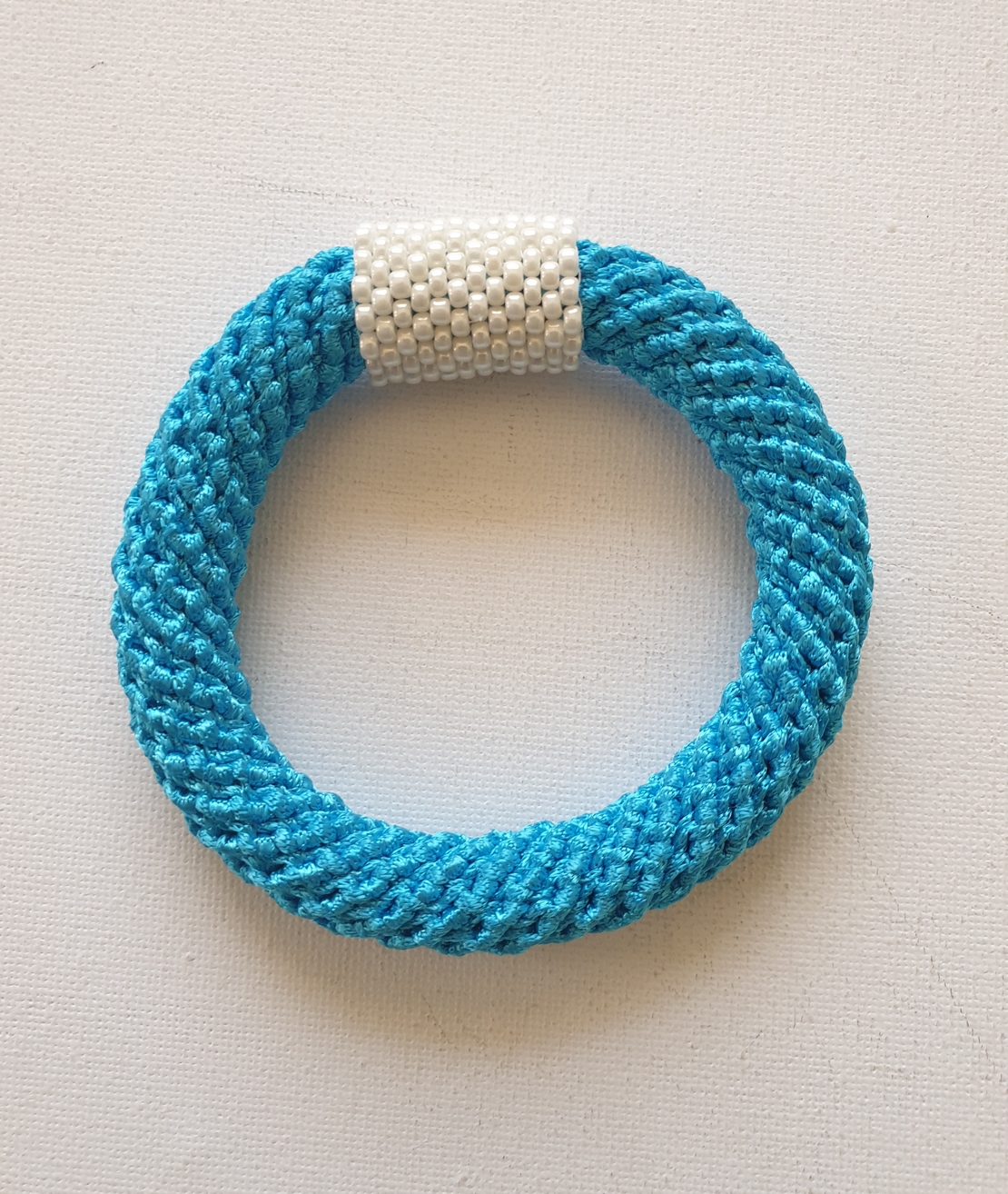 צמיד שוש | צמיד סרוג עם טבעת מחרוזים | צמיד תכלת ופנינה