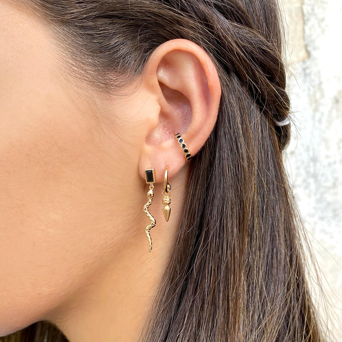 עגיל חבק עיגולים זירקונים שחורים - כסף 925 בציפוי זהב מיקרוני