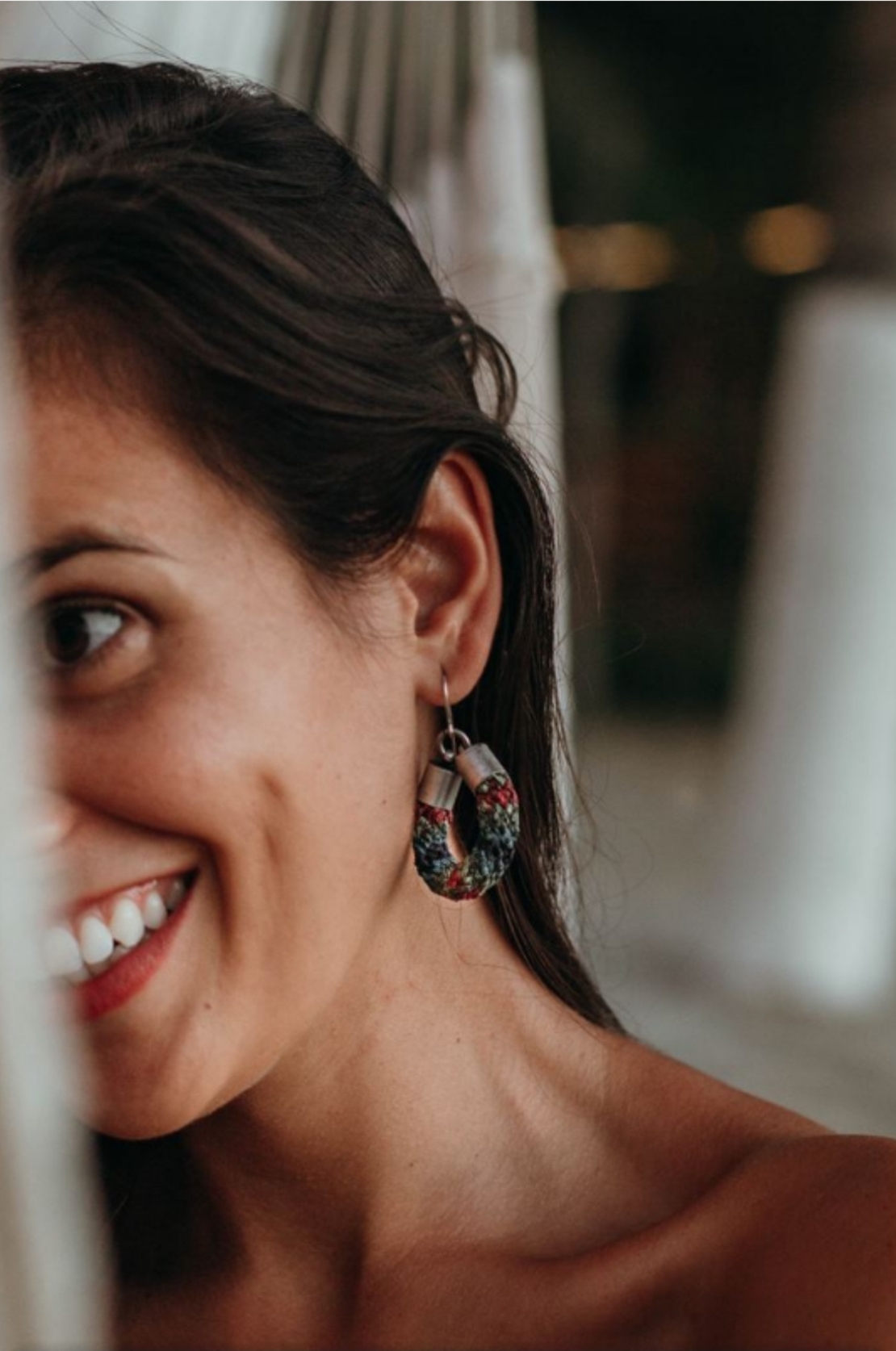 עגיל נויה | עגיל סרוג דמוי טיפה | עגיל צבעוני כחול