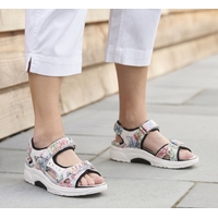 סנדלי נוחות אורטופדיות עם מדרס נשלף – הפתרון האמיתי לרגל רגישה ב