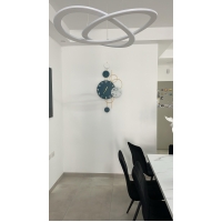 שילוב שעון קיר עם סט תמונות – קומפוזיציה מנצחת לקיר מעוצב