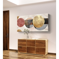 איך להפוך קיר אחד בסלון לקיר שמרים את כל הבית