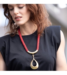Red crochet necklace with a gold-plated drop pendant | Smadar