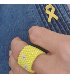 טבעת חרוזים צהובה שזורה בשילוב פרחים קרם עם נגיעות זהב | דגם שחר
