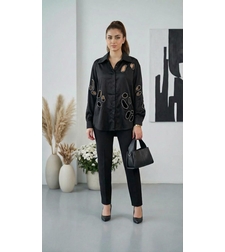 חולצה שחורה אלגנטית לנשים עם עיצוב מודרני וסטייל יוקרתי