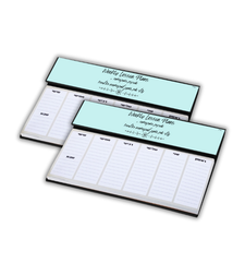 לוח תכנון שבועי הכולל כלי כתיבה