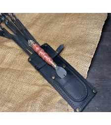 מארז עור שיפודי נירוסטה כולל מזלג להורדת בשר