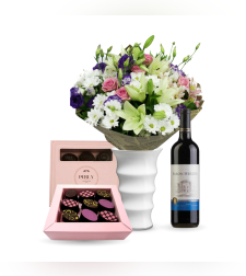 זר פרחים אנסטסיה + שוקולד Perly + יין (Anastasya)