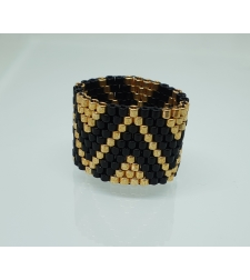 טבעת חרוזים שחורה בעבודת יד בשילוב עם זהב בדוגמת משולשים | דגם שחר