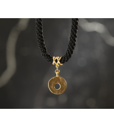 דגם ענבר | שרשרת סרוגה עם תליון עיגול מצופה זהב | תכשיט שחור & זהב