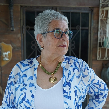 איך להתאים תכשיטים סרוגים לבגדי היום יום ולהאיר כל הופעה