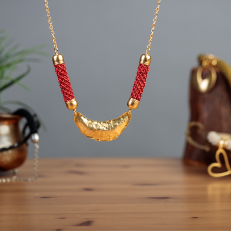 שרשרת אדומה עם תליון דמוי ירח מצופה זהב | דגם קמר