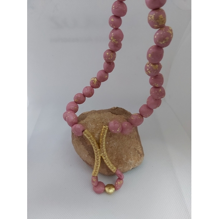 שרשרת פימו ורוד עם גולד פילד