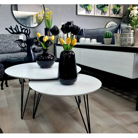 מזנון ושתי שולחנות זכוכית