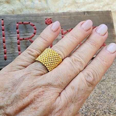 טבעת חרוזים שזורה בגוון זהב בעבודת יד | JewelRina