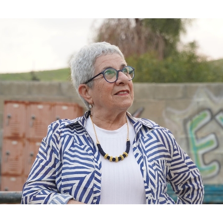שרשרת כחולה סרוגה מעוצבת עם 5 חרוזי רשת מצופים זהב | דגם רעות
