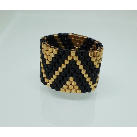 טבעת חרוזים שחורה בעבודת יד בשילוב עם זהב בדוגמת משולשים | דגם שחר