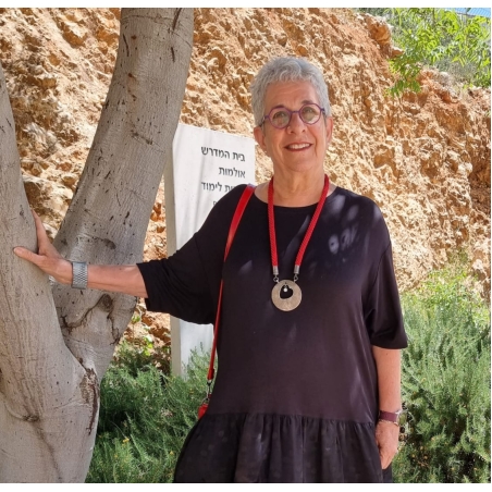 שרשרת אדומה סרוגה
