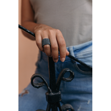דגם שחר | טבעת חרוזים בצבע אפור מטאלי בעבודת יד
