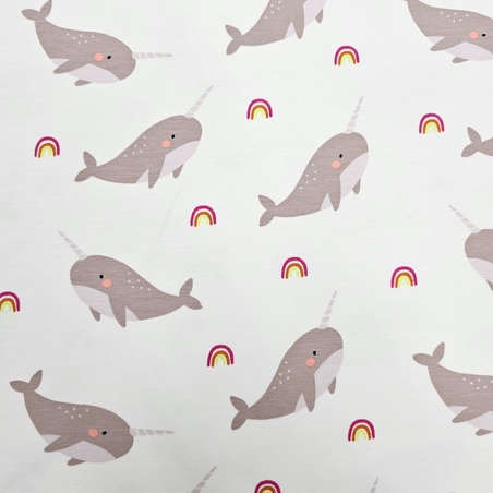 טריקו דפוס ליויתנים שוחים על רקע שמנת