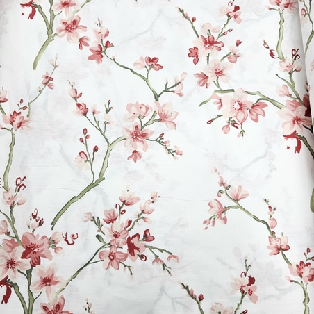 אריג כותנה דפוס פריחת הדובדבן על רקע לבן רוחב 240