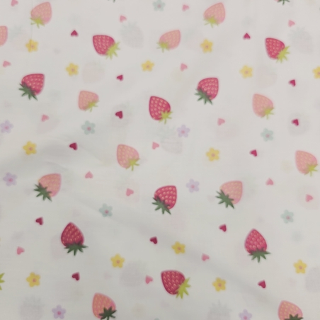 אריג כותנה דפוס תותים על רקע לבן רוחב 240 סמ