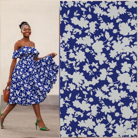 אריג ויסקוזה לייקרה דפוס פרחים לבנים על רקע קובלט