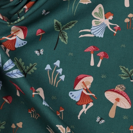 אריג כותנה דפוס פיות קסומות על רקע ירוק