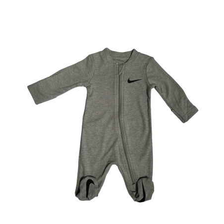 אוברול NIKE בייבי אפור ארוך סימון וי בשחור בחזה