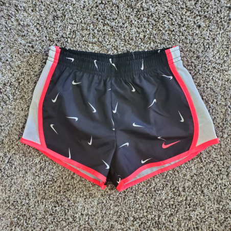 מכנס nike דרייפיט שחור  בצדדים לבן סימוני וי לאורכו