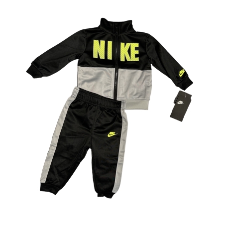 חליפת מכנס NIKE בייבי שחור אפור כיתוב לרוחב בזוהר בחזה