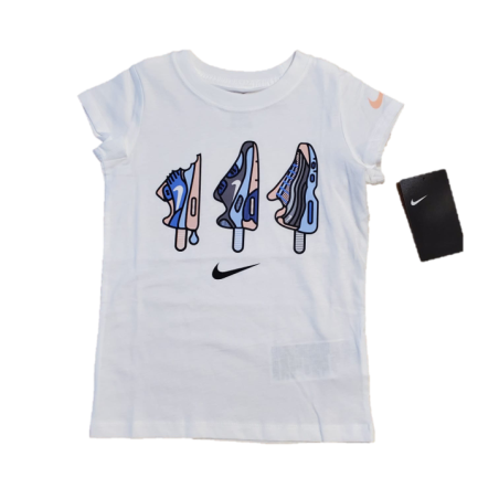 חולצת NIKE לבנה הדפס 3 נעליים במרכז וי קטן